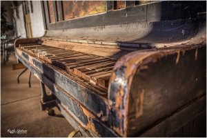 Glen-Helen-Resort-Piano